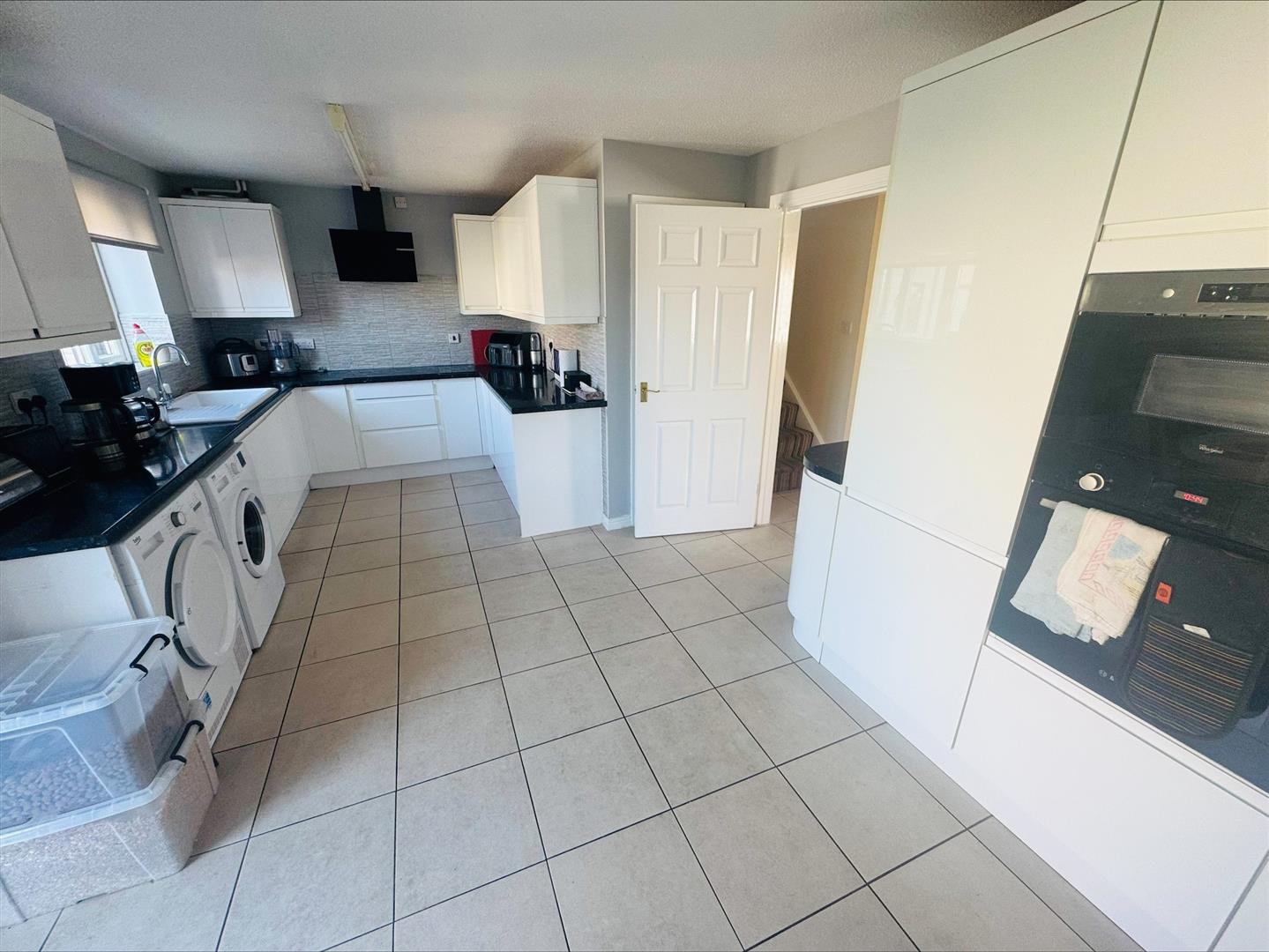 Clos Bryn Haul, Llwynhendy, Llanelli, SA14 9DZ